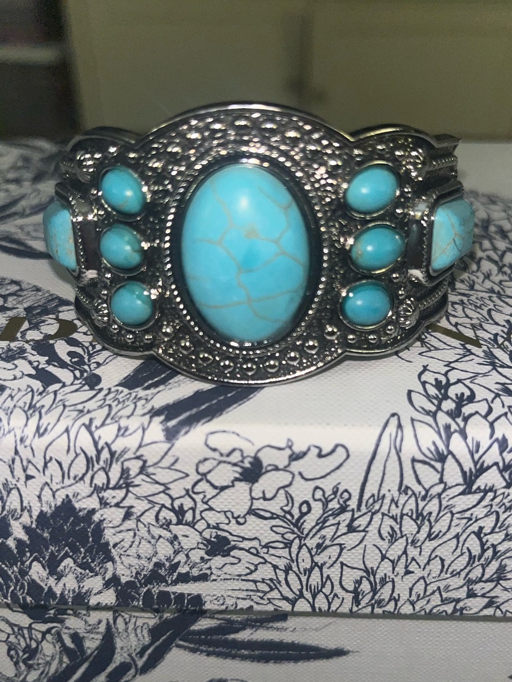 🩵🩶 Brand New adjustable Silver-Tone Cuff Bracelet with Turquoise Stones.
